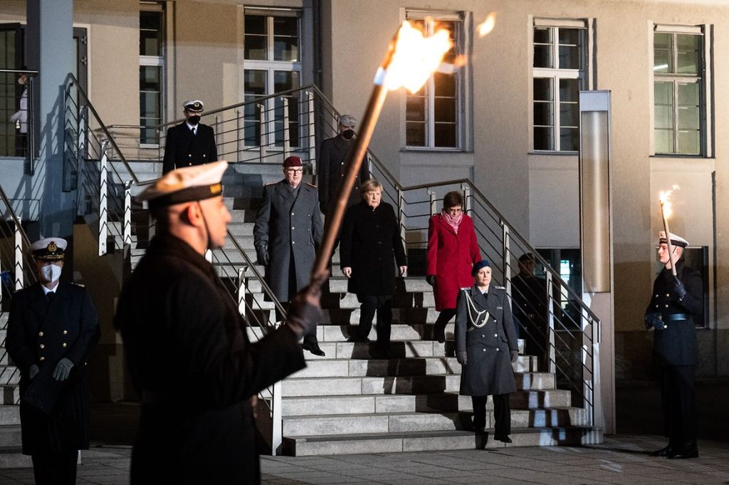 Großer Zapfenstreich zu Ehren von Kanzlerin Merkel 1 02 Janes Magazin