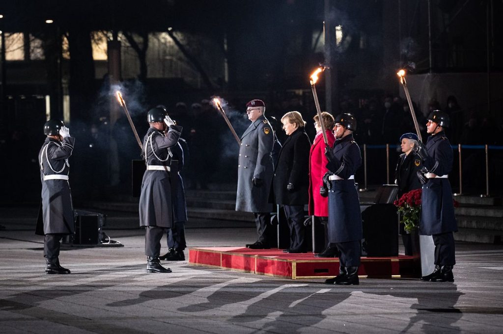 Großer Zapfenstreich zu Ehren von Kanzlerin Merkel 3 04 Janes Magazin