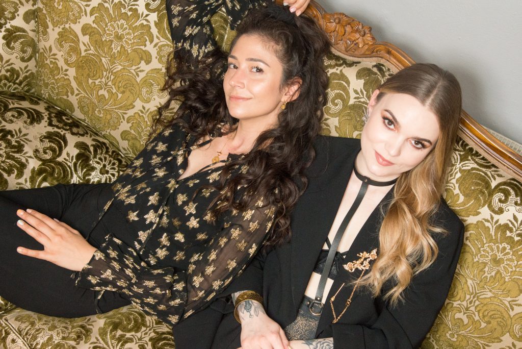 Frauen-Geheimnisse, werden zur Normalität: Couchgeflüster für's Erwachsenwerden von Sinah und Leonie 1 couchgefluester@monami 2021 Mai 17 Janes Magazin