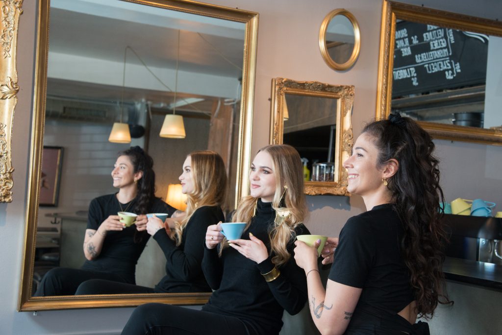 Frauen-Geheimnisse, werden zur Normalität: Couchgeflüster für's Erwachsenwerden von Sinah und Leonie 2 couchgefluester@monami 2021 Mai 23 Janes Magazin